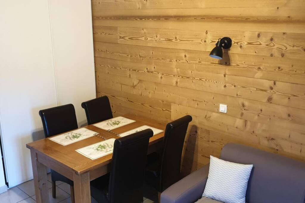 Joli T2 + Coin Montagne + Garage Appartement Briançon Buitenkant foto